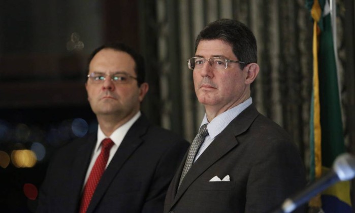 Os ministros Nelson Barbosa, do Planejamento, e Joaquim Levy, da Fazenda, durante cerimônia em comemoração aos 50 anos do Conselho Monetário Nacional - Fabio Rossi / Agência O Globo/10-4-2015