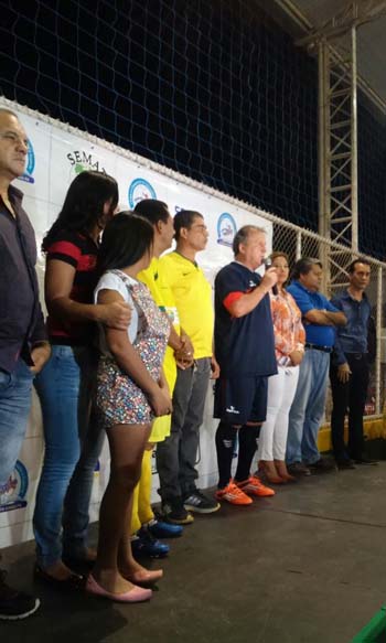 Zico se pronuncia aos presentes
