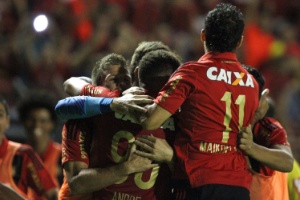 jogadores-do-sport-comemoram-gol-contra-o-inter-1435795507156_300x200