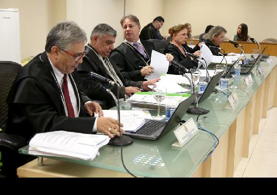 Desembargadores reunidos em sessão das Câmaras Criminais