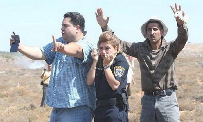 Palestinos escoltaram agente gritando durante todo o percurso: “não disparem, estamos protegendo ela” - Reprodução Twitter