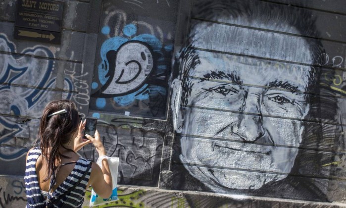 Mulher fotografa mural com desenho de Robin Williams, que sofria de depressão e se matou - MARKO DJURICA / REUTERS
