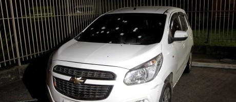 A maioria dos tiros atingiu o para-brisa do veículo - Cezar Loureiro / Agência O Globo