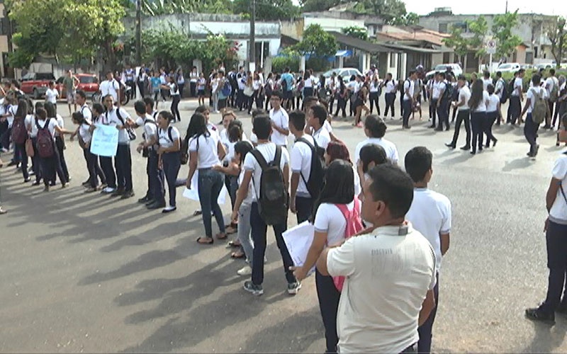 Estudantes foram para a rua protestar contra o calor e a proibição de usar até mesmo ventilador (Foto: Divulgação)