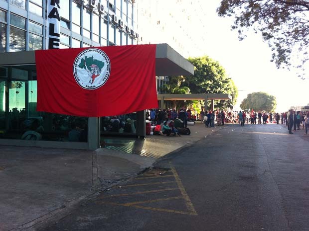 Integrantes do MST invadiram o prédio do Ministério da Fazenda, em Brasília (Foto: Gabriel Luiz/G1)