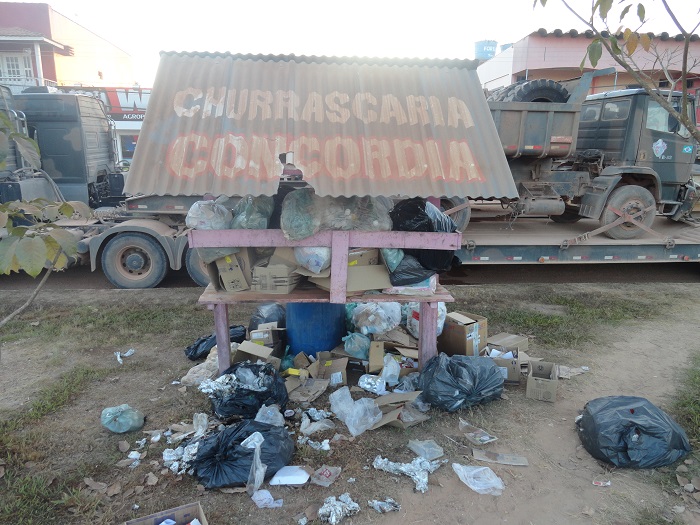 Lixo acumulado na avenida Isaías Antunes