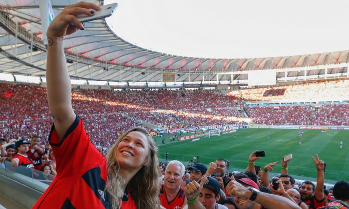 Ronda Rousey faz uma selfie com torcedores do Flamengo no Maracanã - Staff Imagens/Divulgação
