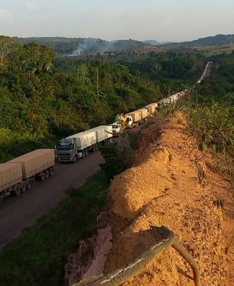 Congestionamento na rodovia ultrapassa os 20 Km. (Foto WhatsApp)