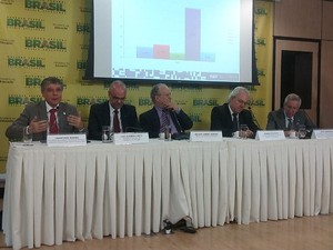 Ministro da Educação, Renato Janine Ribeiro (centro),
falou sobre o resultado da ANA na quinta-feira (17)
(Foto: Mateus Rodrigues/G1)