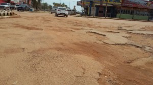 Principal via de acesso na área central de Novo Progresso - Só buracos.