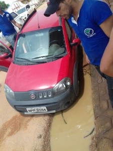 Veiculo encalha em esgoto na rua da prefeitura.