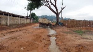 Caminhão teve que jogar agua para poder sair do atoleiro