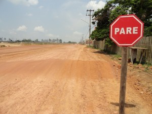 Placa de PARE sinalizando a Lombada na Avenida Jamanxim (Foto Juliano Simionato)