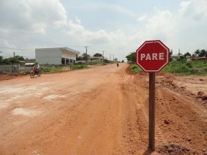 Placa de PARE sinalizando a Lombada na Avenida Jamanxim