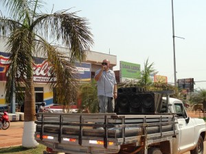 Professor Marcelo informando a poulação