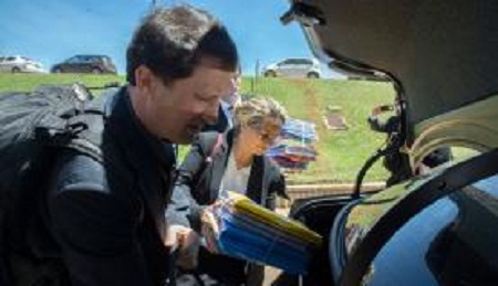 Brasília - Agentes da Polícia Federal recolheram ontem (25) documentos no gabinete do senador Delcídio do Amaral Jose Cruz/Agência Brasil