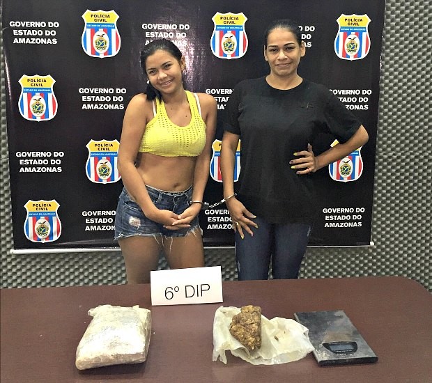 Luana Mayara (amerelo) e Aline Fontoura (Loira do Face) ignoram situação e posam para fotos na delegacia (Foto: Divulgação / Polícia Civil)