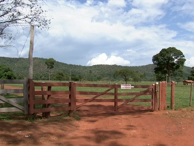 Porteira tem placa informando a proibição da entrada (Foto: Reprodução/ TVCA)