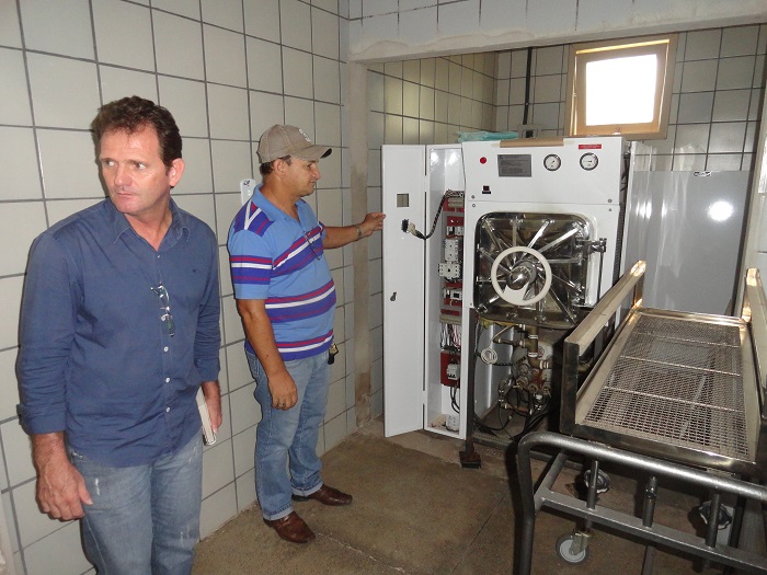 Vereadores verificando em loco o Autoclave.