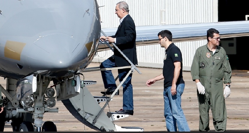 24.nov.2015 - O pecuarista José Carlos Bumlai (à esquerda), amigo do ex-presidente Luiz Inácio Lula da Silva, é levado ao avião da PF após ser preso em Brasília na manhã desta terça-feira (24), durante a 21ª fase da Operação Lava Jato. Ele será levado para Curitiba, onde as investigações estão concentradas. Bumlai, que já foi um dos maiores criadores de gado do país, tornou-se alvo das investigações da depois que dois delatores relataram que ele teria repassado recursos para uma nora do ex-presidente Lula e ajudado a quitar dívidas do PT, o que ele nega ter feito /Folhapress