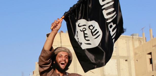 militantes-islamico-balanca-bandeira-do-estado-islamico-em-raqqa-na-siria-1448584858467_615x300