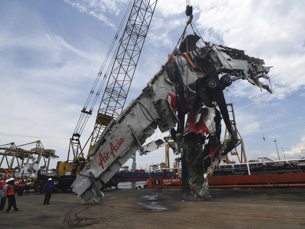 Partes do avião da AirAsia chegam a porto em Jacarta, na Indonésia (Foto: Reuters/Antara Foto/Zabur Karuru)