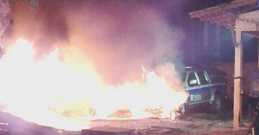 Viaturas da PM ficaram destruídas. Foto: Marcos Onias/RBATV