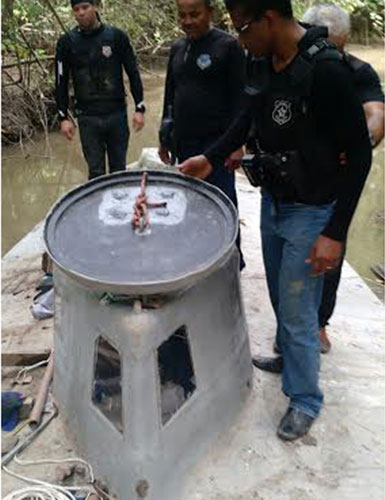 O veículo tem cerca de 20 metros de comprimento por 3 metros de largura, com uma escotilha saliente no alto (Foto: Divulgação/Polícia Civil)