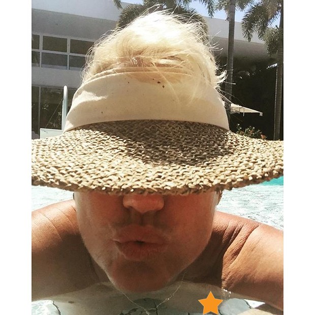 Xuxa responde fã que diz ter visto seio da apresentadora (Foto: Instagram / Reprodução)