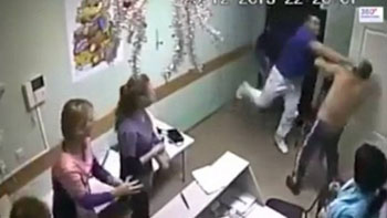 Momento-em-que-o-médico-aplica-soco-em-paciente