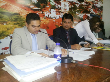 Presidente-da-Câmara-Laércio-Calderaro-lendo-o-resultado-da-votação