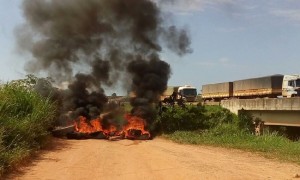 Motoristas queimam pontes