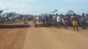 Trabalhadores rurais bloquearam  rodovia