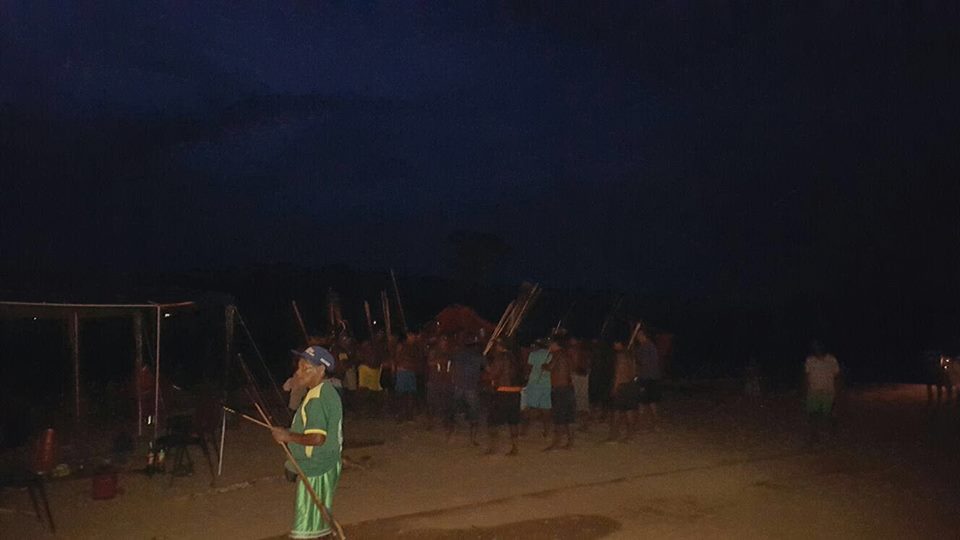 Índios reunidos em dança tradicional