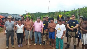 Indígenas no fim do protesto com populares