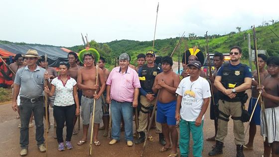 Indígenas no fim do protesto com populares