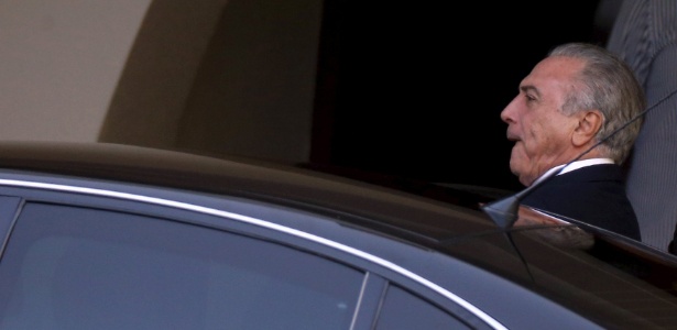 michel-temer-entra-no-carro-apos-sair-da-casa-de-renan-calheiros-1459249200734_615x300