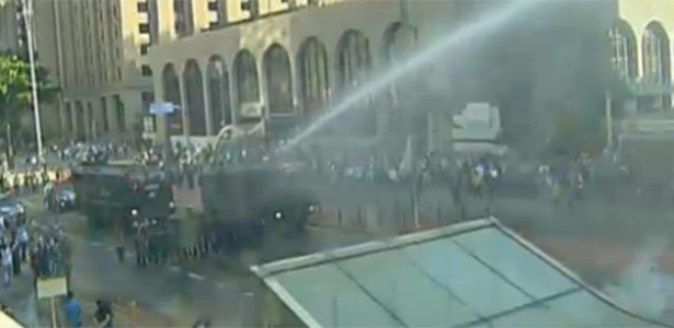 policia-usa-agua-e-bomba-contra-manifestantes-1458302520815_615x300