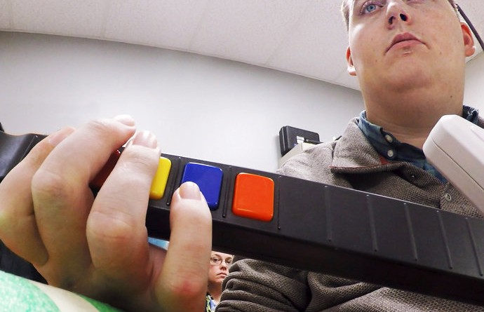 O americano Ian Burkhart, de 24 anos, tetraplégico há seis anos, joga o game 'Guitar Hero'(The Ohio State University Wexner Medical Center/Battelle/Reuters)