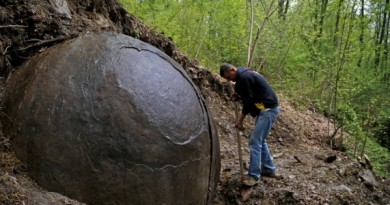 Arqueologos bosnios dizem acreditar que pedra e a mais antiga criada pelo homem tese e refutada por especialistas.