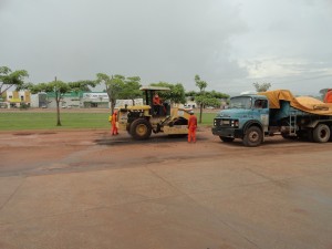 Funcionários da empresa "Pavienge Engenharia" testanto equipamentos na avenida Orival Prazeres