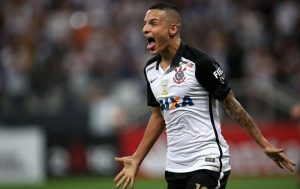 Guilherme Arana comemora gol marcado em chute de fora da área
Foto: Getty Images