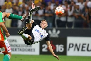 O jogador Marlone do Corinthians em lance de gol durante partida entre Corinthians x Cobresal, válida pela Libertadores da América 2016, no estádio Arena Corinthians em São Paulo, SP, nesta quarta-feira (20). Marcos Bezerra/Futura Press-Romero comemora com corintianos após fazer golaço
Foto: Rodrigo Coca/Agência Eleven / Gazeta Press