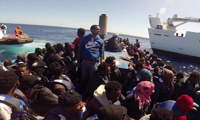 Foto-Guarda costeira italiana resgata refugiados na costa mediterrânea - STR / AFP