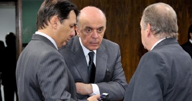 A Comissão Mista destinada a apresentar projeto de Lei de Responsabilidade das Estatais (CMLRE) realiza reunião para discussão e votação da minuta do projeto de lei de responsabilidade das estatais.

E/D:
relator da CMLRE, deputado Arthur Oliveira Maia (SD-BA);
senador José Serra (PSDB-SP);
presidente da CMLRE, senador Tasso Jereissati (PSDB-CE).

Foto: Waldemir Barreto/Agência Senado