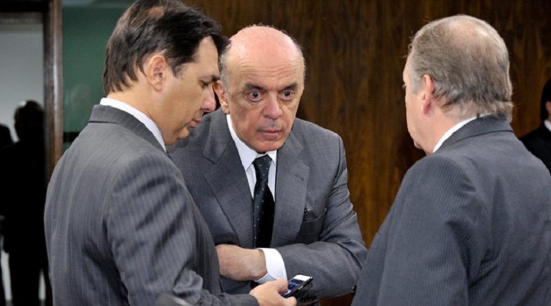 A Comissão Mista destinada a apresentar projeto de Lei de Responsabilidade das Estatais (CMLRE) realiza reunião para discussão e votação da minuta do projeto de lei de responsabilidade das estatais.
E/D:
relator da CMLRE, deputado Arthur Oliveira Maia (SD-BA);
senador José Serra (PSDB-SP);
presidente da CMLRE, senador Tasso Jereissati (PSDB-CE).
Foto: Waldemir Barreto/Agência Senado