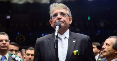 deputado-pauderney-avelino-dem-am-vota-pela-continuacao-do-processo-de-impeachment-da-presidente-dilma-rousseff-na-camara-dos-deputados-1460932554015_615x300