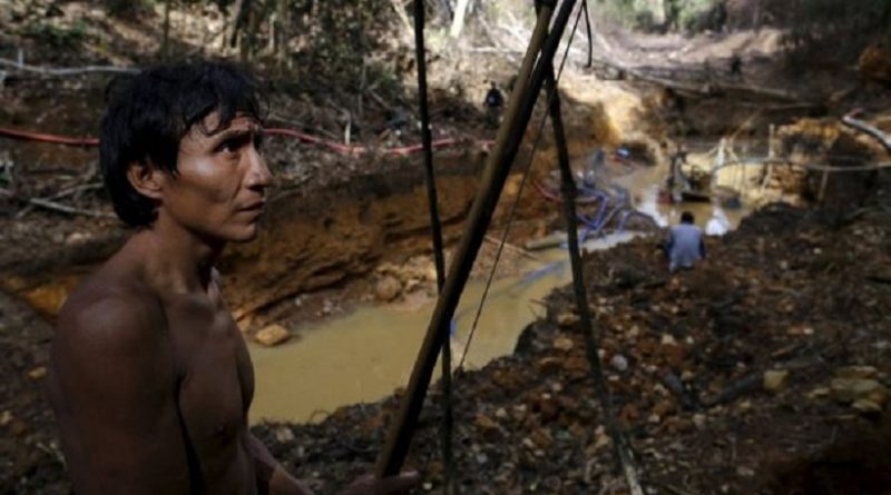 Image copyright Reuters
Image caption Em 17 de abril passado, operação desbaratou garimpo ilegal em território dos ianomâmi na floresta Amazônica em Roraima
