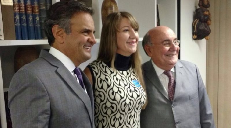 Madalena ao meio, com aliados , na direita Senador Flecha ribeiro,e a esquerda Senador Aécio Neves (PSDB)