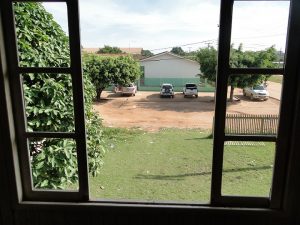 Foto retirada de dentro do Chalé mostra a frente à  escola Tancredo Neves.